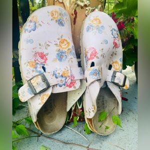 🌸Beaver Creek floral print slides!🌸